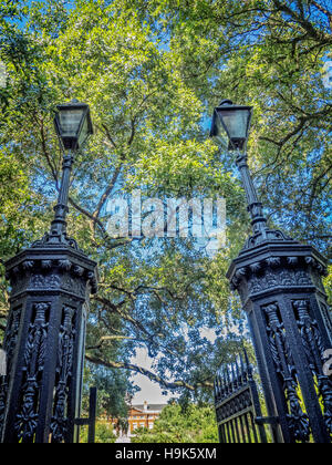 Eingang zum Jackson Square im French Quarter, der nachts geschlossen ist Stockfoto