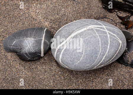 Quarz geäderten Felsen und Kieselsteine am Strand die Druse. Stockfoto