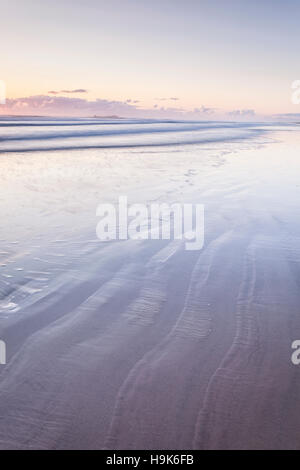 Blick über den Sand vor Bamburgh Castle an die Nordsee. Stockfoto