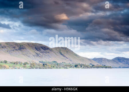 Blick über Ullswater im Lake District National Park in der Abenddämmerung. Stockfoto