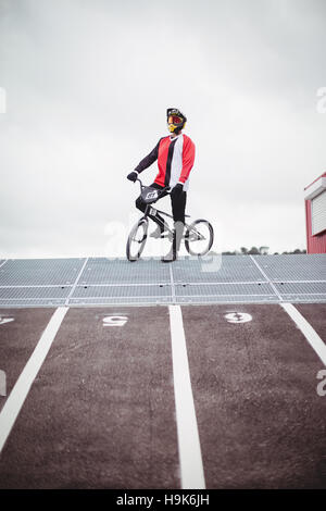 Radfahrer mit BMX-Rad beim Anfahren Rampe stehend Stockfoto