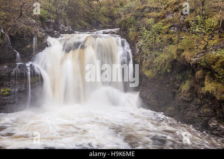 Die Wasserfälle von Falloch in der Nähe von Loch Lomond in Schottland. Stockfoto