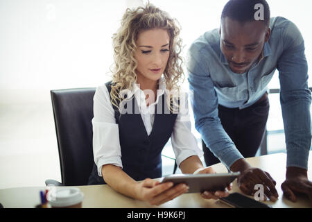 Unternehmensleiter diskutieren über digital-Tablette Stockfoto