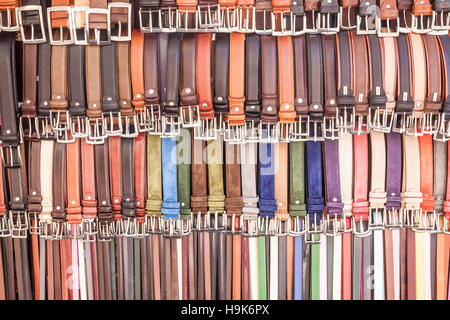 Abstrakte Schuss der Gürtel zum Verkauf auf einem Markt in Florenz, Italien. Stockfoto