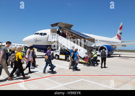 Fluggästen eine British Airways Flugzeug, internationalen Flughafen Port Elizabeth, Port Elizabeth, Südafrika Stockfoto