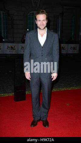 Rafe Spall besucht die Mamas Liste Premiere am Curzon Mayfair, London. Stockfoto