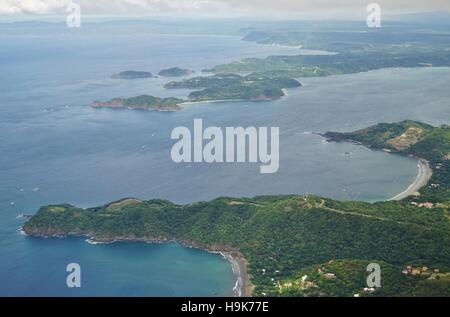 Luftbild in den Wolken des Golfo del Papagayo mit der Halbinsel Papagayo in der Nähe von Liberia in der Provinz Guanacaste Stockfoto