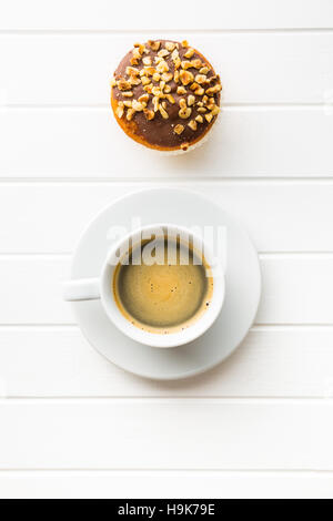 Kaffee Tasse und Haselnuss Muffin. Ansicht von oben. Stockfoto