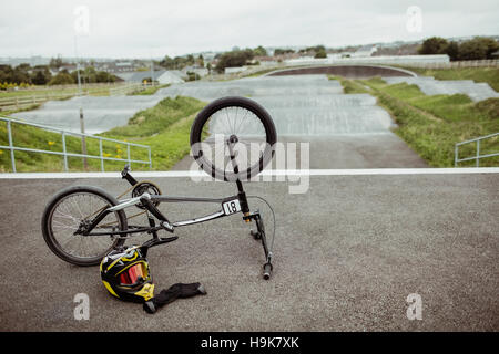 BMX-Rad auf ab Rampe Stockfoto