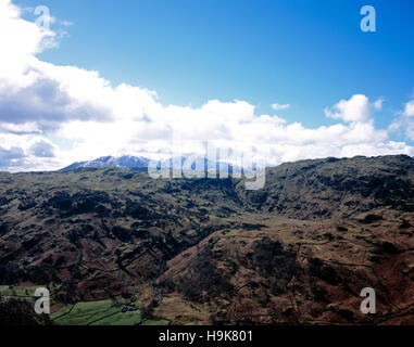 Wolke zieht vorbei über Wetherlam und The Old Man of Coniston aus Spitze Felsen über Grasmere Seenplatte Cumbria England Stockfoto