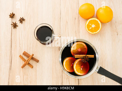 Topf und Trinkglas gefüllt mit Glühwein Stockfoto