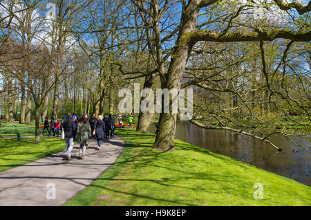 LISSE, Niederlande - 17. April 2016: Unbekannte Touristen besuchen die weltberühmten Keukenhof-Tulpe-Gärten in den Niederlanden Stockfoto