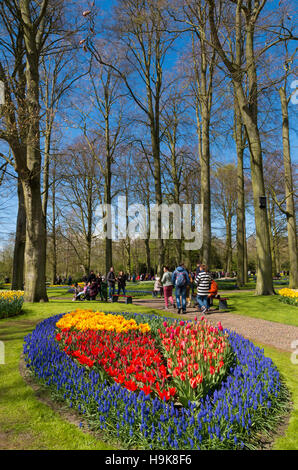 LISSE, Niederlande - 17. April 2016: Unbekannte Touristen besuchen die weltberühmten Keukenhof-Tulpe-Gärten in den Niederlanden Stockfoto