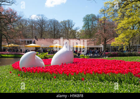 LISSE, Niederlande - 17. April 2016: Kunst-Objekte in einem Feld von blooming rote Tulpen in den berühmten Keukenhof Gärten in den Niederlanden Stockfoto