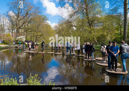 LISSE, Niederlande - 17. April 2016: Unbekannte Touristen genießen die Wasserstraße in den weltberühmten Keukenhof-Gärten in den Niederlanden Stockfoto