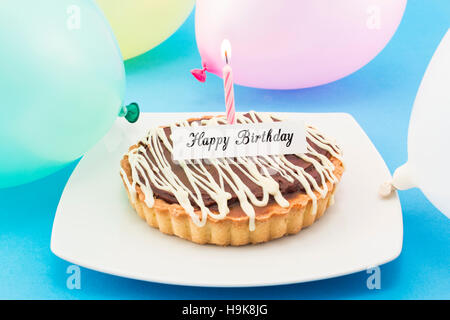 Happy Birthday Greeting Card mit Torte, Kerzen und Luftballons. Stockfoto