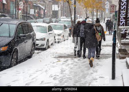 Montreal, CA - 21. November 2016: erste Schnee der Saison trifft die Stadt. Fußgänger im Geschaeftsviertel. Stockfoto