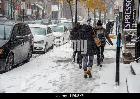 Montreal, CA - 21. November 2016: erste Schnee der Saison trifft die Stadt. Fußgänger in Downtown District, Crescent street Stockfoto