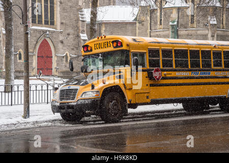 Montreal, CA - 21. November 2016: ein gelber Schulbus parkt während eines Schneesturms Stockfoto