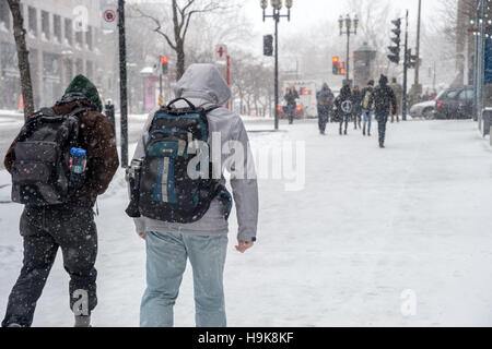 Montreal, CA - 21. November 2016: erste Schnee der Saison trifft die Stadt. Fußgänger an der McGill College Avenue. Stockfoto