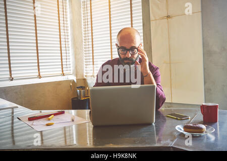Geschäftsmann, arbeiten am Laptop für neue architektonische Projekt. Stockfoto