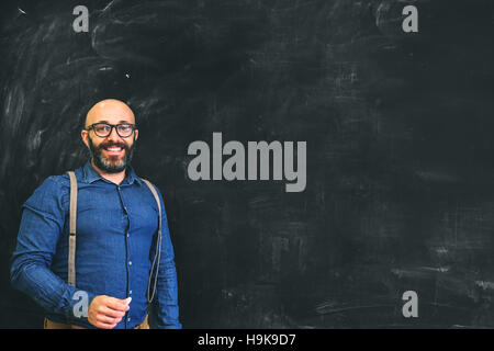 Geschäftsmann auf Tafel Hintergrund. Stockfoto