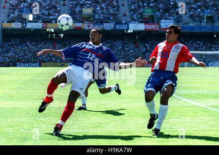 THIERRY HENRY & PEDRO SARABIA Frankreich V PARAGUAY 6. Juli 1998 Stockfoto