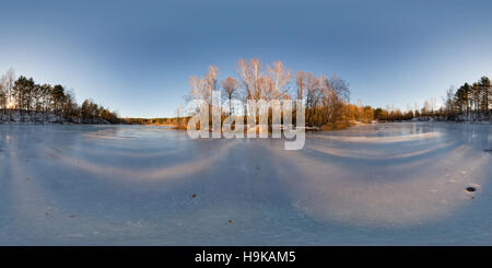 Äquidistant 360 Grad Panorama eines gefrorenen Sees im Winterwald Stockfoto