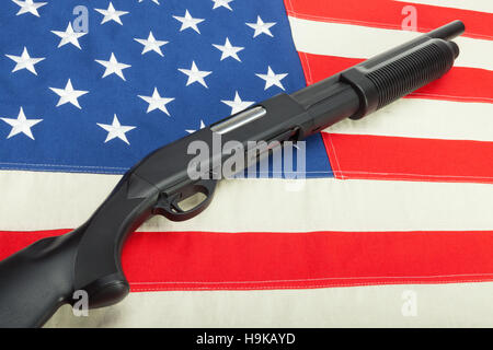 Schrotflinte ohne Etiketten auf USA-Flagge Stockfoto