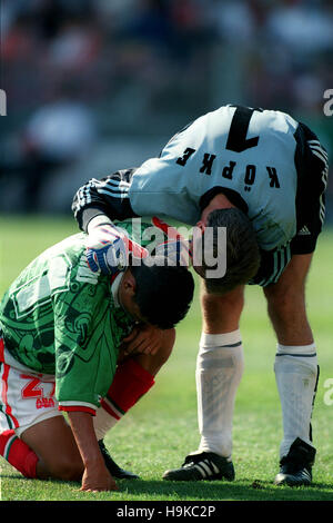 ANDREAS KÖPKE & JESUS ARELLANO Deutschland V Mexiko 29. Juni 1998 Stockfoto