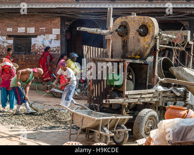 Männer, die zurückgezahlt Arbeit in der Straße-Bhaktapur, Nepal Stockfoto