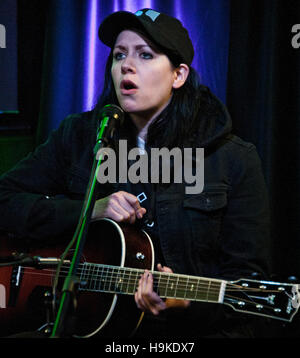 Bala Cynwyd, PA, USA. 22. November 2016. US-amerikanischer Singer-Songwriter K.Flay Besuche Radio 104.5 des Performance-Theater. Stockfoto