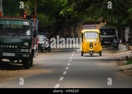 Eine Autorikscha fährt hinunter eine Seitenstraße in Madurai, Indien. Stockfoto
