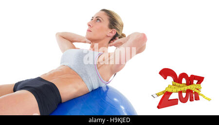 Zusammengesetztes 3D-Bild Fit Frau tun Sit Ups auf blau Gymnastikball Stockfoto