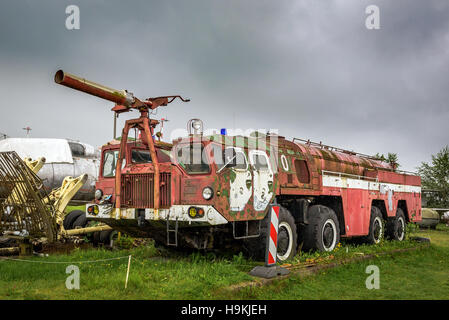 Alte verlassene Flughafen Feuerwehrauto Stockfoto