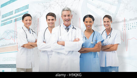 Zusammengesetztes 3D-Bild Porträt des Lächelns Ärzteteam stehend Arme gekreuzt Stockfoto