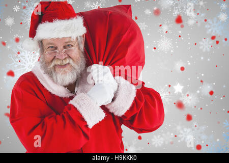 Zusammengesetztes Bild Porträt von Santa Claus Weihnachten Sack halten Stockfoto