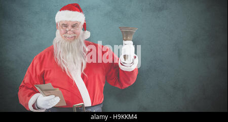 Zusammengesetztes Bild des Weihnachtsmannes halten Umschläge und Glocke Stockfoto