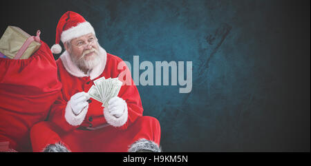 Zusammengesetztes Bild von Santa Claus Sack voller Geschenke zählen Geldscheine sitzen Stockfoto