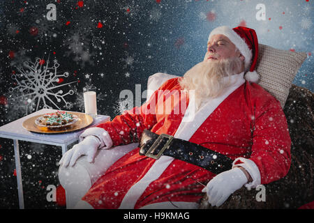 Zusammengesetztes Bild des Weihnachtsmannes entspannend auf sofa Stockfoto