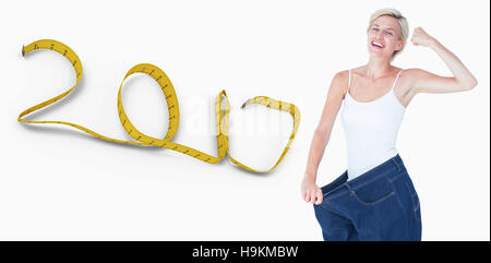 Zusammengesetztes 3D-Bild der lächelnde Frau in Jeans zu groß Stockfoto