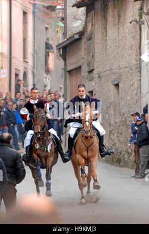 Paar fahren rücksichtslos Pferderennen "Sa Carrela e Nanti", während des Karnevals in Santu Lussurgiu, Oristano, Sardinien, Italien, Europa Stockfoto