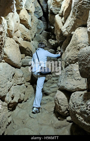 eine Frau in der Nuraghe, Nuraghe Losa, Abbasanta, Oristano Bezirk, Sardinien, Italien, Europa Stockfoto