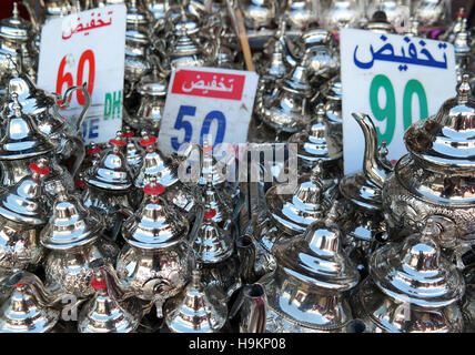 Silber Teekannen für Verkauf in Rabat Souk, Marokko Stockfoto