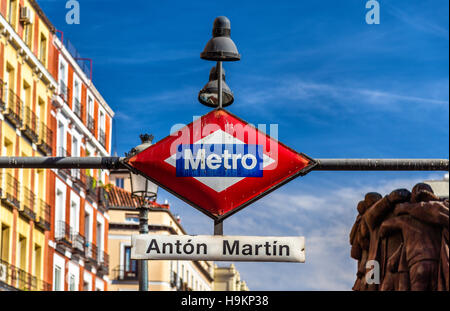 Die Madrider U-Bahn-Schild am Eingang zur Station Anton Martin Stockfoto