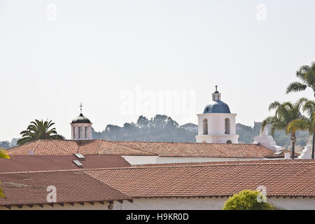 Dächer und Bell tower auf dem Gelände Mission San Luis Rey in Oceanside, CA USA.  Dies ist das achtzehnte der franziskanische Einrichtungen in Calif Stockfoto