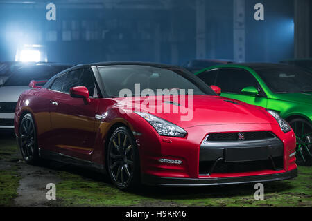 Rot-schwarz-Nissan GT-R tuning Stockfoto