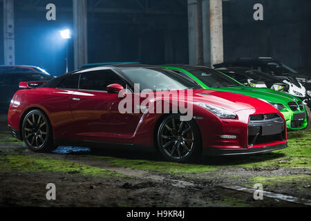 Rot-schwarz-Nissan GT-R tuning Stockfoto