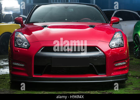 Rot-schwarz-Nissan GT-R tuning Stockfoto