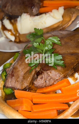 Eine Mahlzeit des schottischen Wildfleisch Rumpsteak mit Kartoffeln, Gemüse und Soße serviert in einer riesigen Yorkshire Pudding. Stockfoto